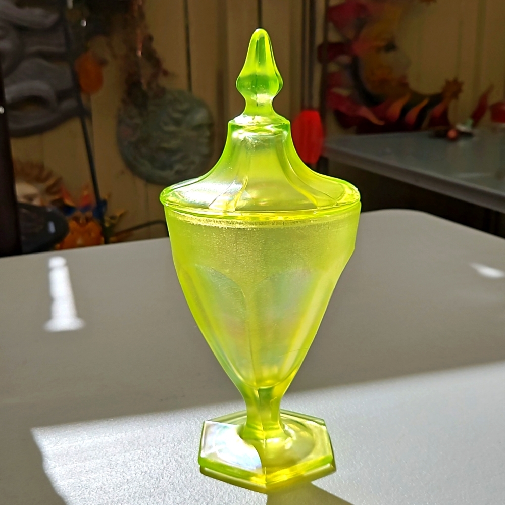 ANTIQUE FENTON VASELINE STRETCH GLASS APOCRATHY JAR GLOWS